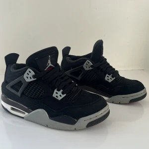 Jordan 4 Retro Balck Canvas - Snygga skor använda från september till januari, alltså sparsamt. hör gärna av dig om du har några frågor. Jag har tagit väl hand om de.   Är fina i använt skick.   Vid snabb affär kan jag gå ner i pris.   köparen står för frakten