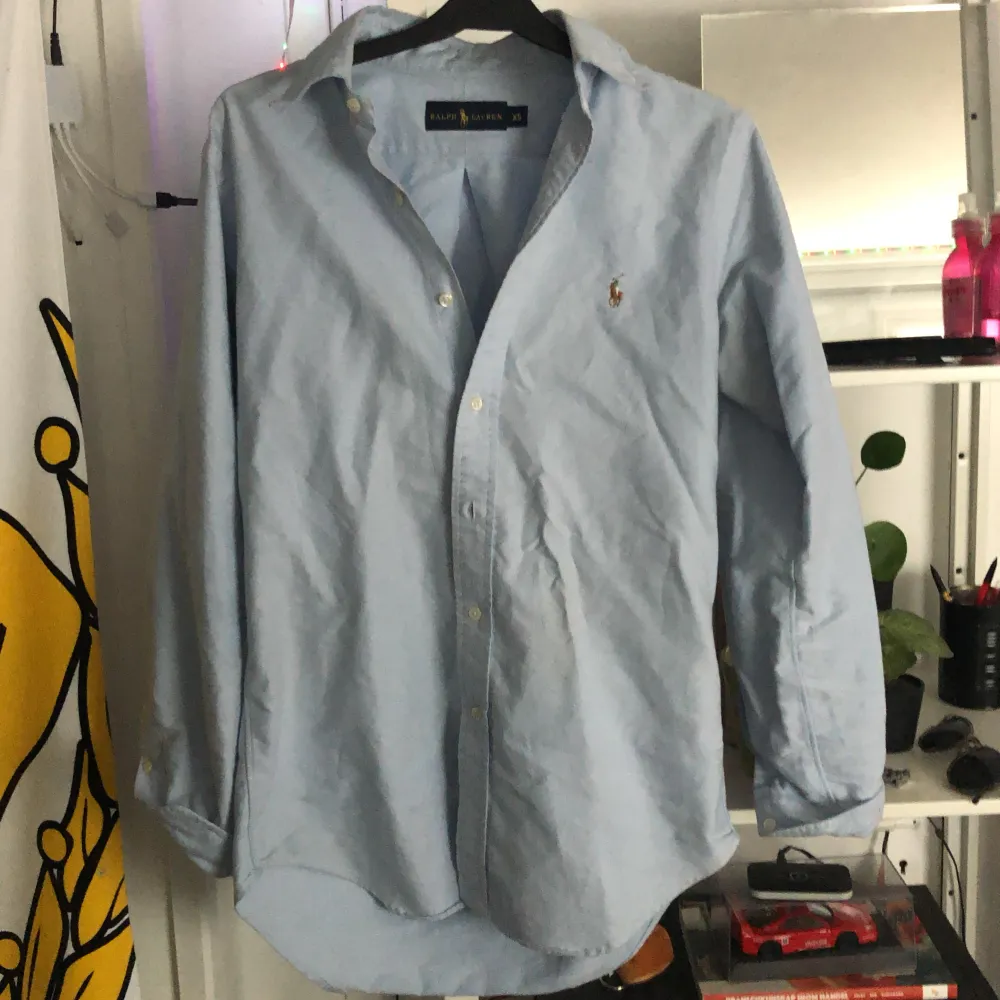 Säljer denna feta ljusblåa raffeskjorta då den är lite för liten för mig. Skjortan är i slim fit och är i nyskick. Det är storlek xs men skulle påriktigt mer säga att den passar S/M.  Skriv vid minsta fråga . Skjortor.