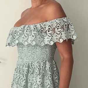 Super fin midsommar klänning - Säljer nu min helt oanvända Hm klänning🩷 köptes för 1500 och säljer då den aldrig kommer till användning🤗 (bilderna är från när min mamma testar den)