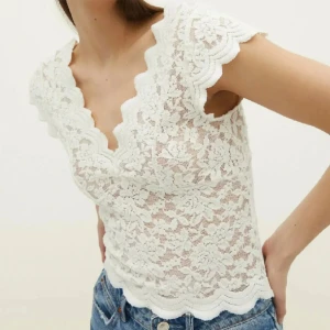 Spetstopp - Säljer denna super fina topp från Stradivarius! Endast använd fårtal gånger, sista bilden är lånad!💕