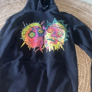 Rick and morty hoodie - Den säljs då jag inte använder den längre. Priset kan diskuteras och jag byter gärna.
