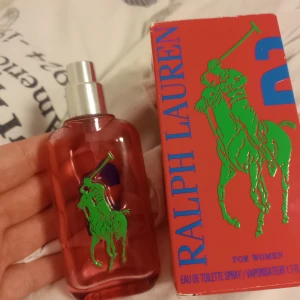 ‼️TOMMMM‼️Ralph Lauren flaska  - Säljer en tom Ralph Lauren flaska med kartongen för er som samlar. Säljer detta för 60kr + frakt! ‼️FLASKAN ÄR TOM, DET STÅR DET KLART OCH TYDLIGT I TITLEN OCH ÄVEN I DENNA BESKRIVNINGEN, DEN ÄR FÖR DEM SOM HAR PARFYM SAMLING, SÅ SLUTA SKRIVA MASSA OCH KÖPA UTAN ATT HA LÄST‼️