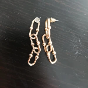 Öringe  - Fina guld örhengen nästan oandvända supper fina man ser att dom är andvända där plopen siter.