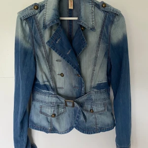 Jeans jacka  - Snygg jeansjacka, medium från Vero Moda. 3 knappar saknas, men det gör inget då det är så många som man inte knäpper ändå. 