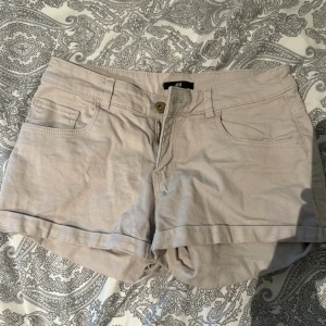 Jeansshorts  - Jeansshorts ifrån hm som är i bra skick! Inga defekter, lite krämfärgade. Skriv för frågor och pris💞