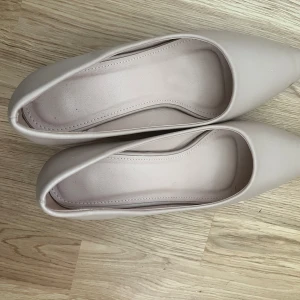 Beiga klackar skor - Dom är skorna är hel nya bara använt en gång, dom är väldigt sköna och också små så dom är enkla att gå med, det kan fraktas eller hämtas i Växjö 