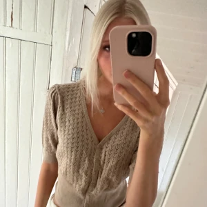 Trekvartsärmad topp -  Så fin trekvarts ärmad topp/kofta! Aldrig använd och med prislappen kvar💞