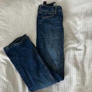 Mörkblå bootcut jeans   - Säljer dessa super snygga mörkblåa low waist bootcut jeans från zara i storlek 34 pågrund av att de aldrig kommit till användning. De är i jätte fint skick och har inga defekter. Pris kan diskuteras!💕