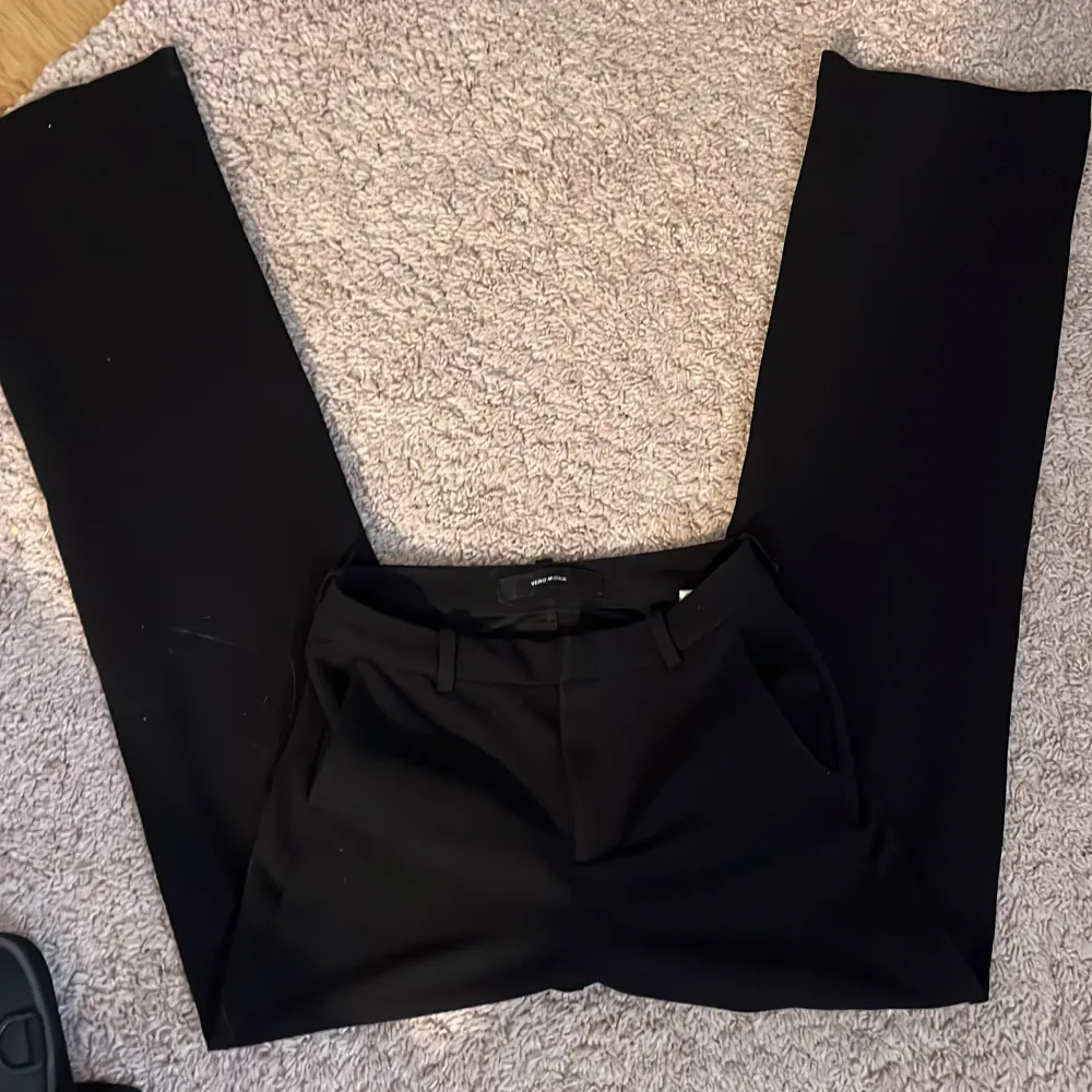 Jag säljer ett par svarta kostymbyxor från vero moda, då dem inte längre passar! Det har ett lite mjukare material en ett oar vanliga kostymbyxor!. Jeans & Byxor.