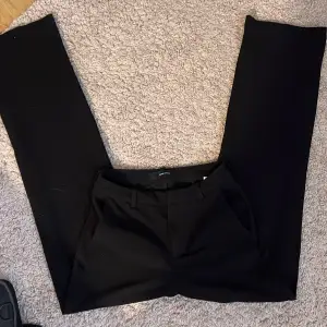 Jag säljer ett par svarta kostymbyxor från vero moda, då dem inte längre passar! Det har ett lite mjukare material en ett oar vanliga kostymbyxor!