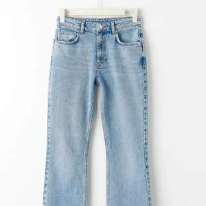 Jeans från Gina som är low/mid waist, passar mig som är 168, storlek 32 Nypris 499kr  