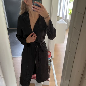 Satinmorgonrock  - En svart satin morgonrock köpt här på plick så oklart vilket märke. Säljer då den tyvärr inte kommer till användning. Storlek S men passar även en Xs. Skriv ifall du har frågor!🤩