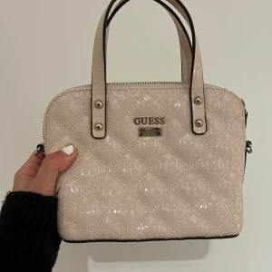 Minibag från Guess - Mini väska från Guess  Aldrig använd  Band går att ta av 