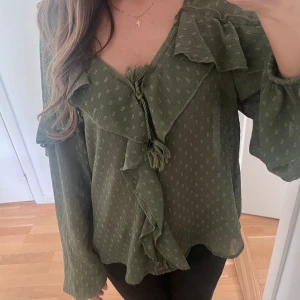 Zara blus - Blus från Zara som är jätte fin men får ej användning av den❤️