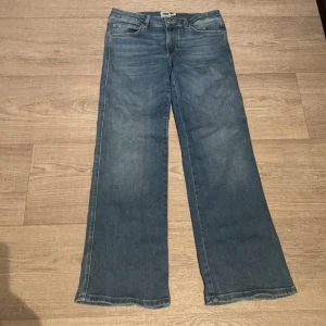 Boutcut jeans - Säljer dessa lågmidjade boutcut jeans från lager 157 då dem it kommer till användning❤️