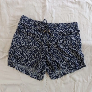Blommönstrade shorts - Blommönstrade shorts från Jacqueline de Yong i strl. 36. Bra skick, hela och rena.