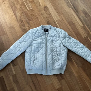 Jacka - Höst/vår jacka i fint skick! Jackan är namnad inuti men inget som syns när jackan är på. Sparsamt använd.