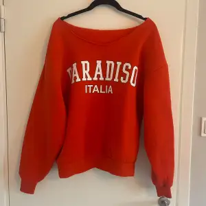 Röd off-shoulder sweatshirt från Gina Tricot ❤️
