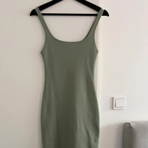 Klänning med slitt - Klänning i storlek S med slitt på baksidan