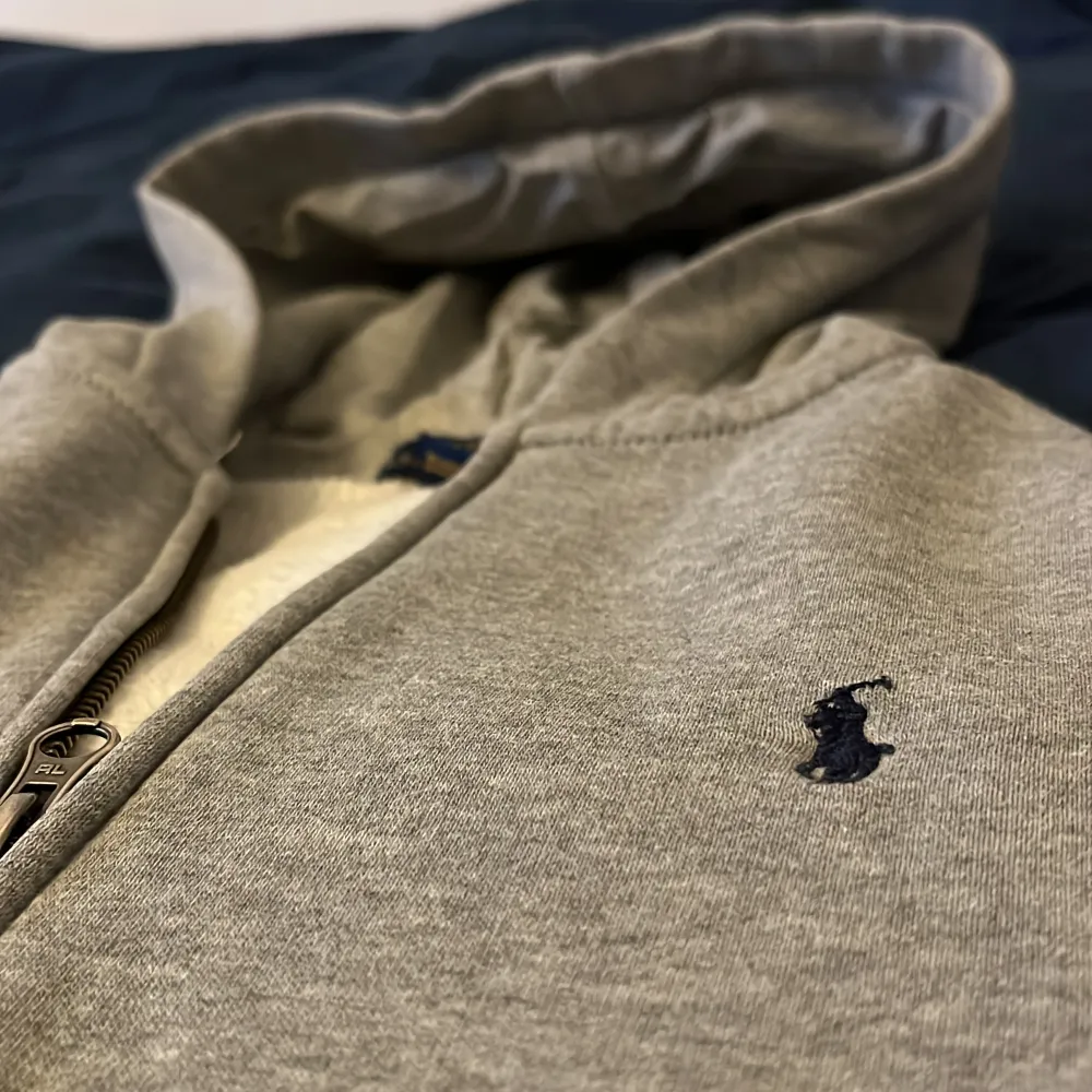 En grå ralph lauren hoodie lite använd men fortfarande i bra skick. Äkta vara för schysst pris. För mer info och prisdiskutering kom PM!. Hoodies.