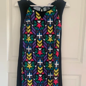 Klänning  - Fin klänning med många olika färger och mönster 