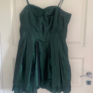 En grön fin sommar klänning  - En fest/utekväll klänning med en fin grön färg 