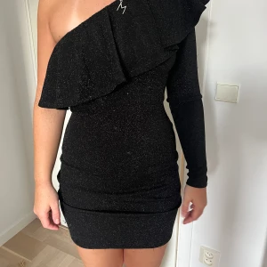 Svart klänning - Såå fin svart klänning!!! Använd endast en gång så i nästan nyskick❤️