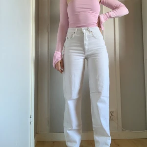 Vita jeans - Vita jeans från Bikbok. Högmidjade vida och raka byxben. Varsamt använda så nästan som nya🤍köpta för 699 kr Midja: 24 Längd: 32