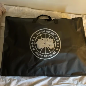 Canada goose blac - Här har du en bra och varm canada goose Jack som är knappt använda 