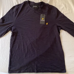 Lyle & Scott långärmad - Säljer en Lyle & Scott tröja som aldrig blivit använd. Köptes för 600kr och har glömt att jag haft den därför inte använt. Säljer för 299kr då den är som helt ny. Storlek L men passar mer M
