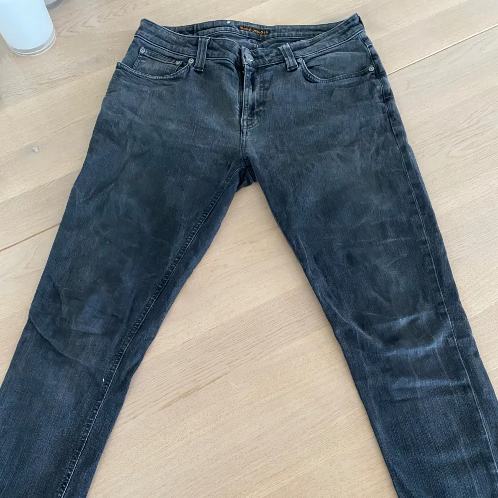 Säljer ett par snygga Nudie jeans i stl 34W 34L. De är i fint använt skick utan defekter.. Jeans & Byxor.