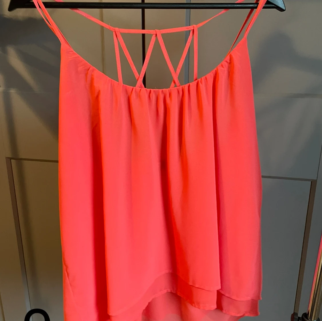 Linne/topp med fin detalj i ryggen