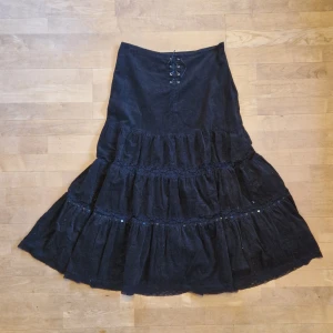 Svart långkjol med spets - 🖤 Jättefin långkjol i manchester, dekorerad med spets. Smulans liten för mig så tänk er att den sitter lite lösare. Second hand från början men gott skick!