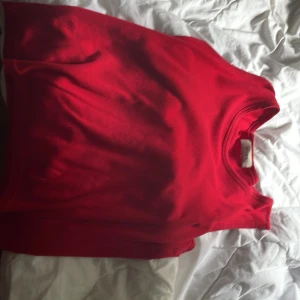 Rött linne - Rött oanvänt linne köpt på second hand för drygt ett år sedan. För litet för mig så aldrig använt. Är från märket ”Intown” och i storleken XL men skulle säga passar en L mera. Jag är 172 centimeter och det är för kort för mig. Den är i bra skick.