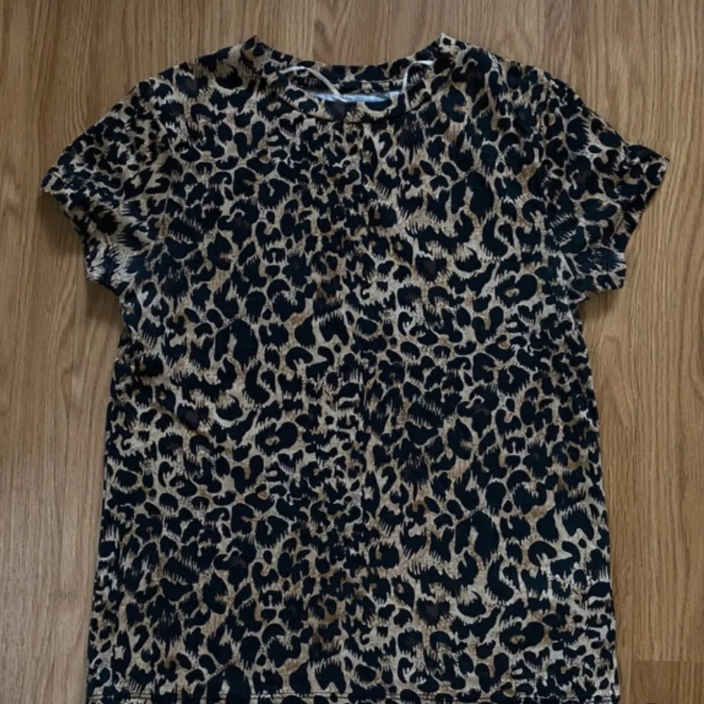 säljer den här as snygga leopard toppen som är helt ny men som jag inte tycker passar så bra på mig! men annars jätte fin bara inte riktigt nåt som passar på mig❤️ första bilden är av den som jag köpte av ❤️ den ser exakt ut som på bilden!. T-shirts.