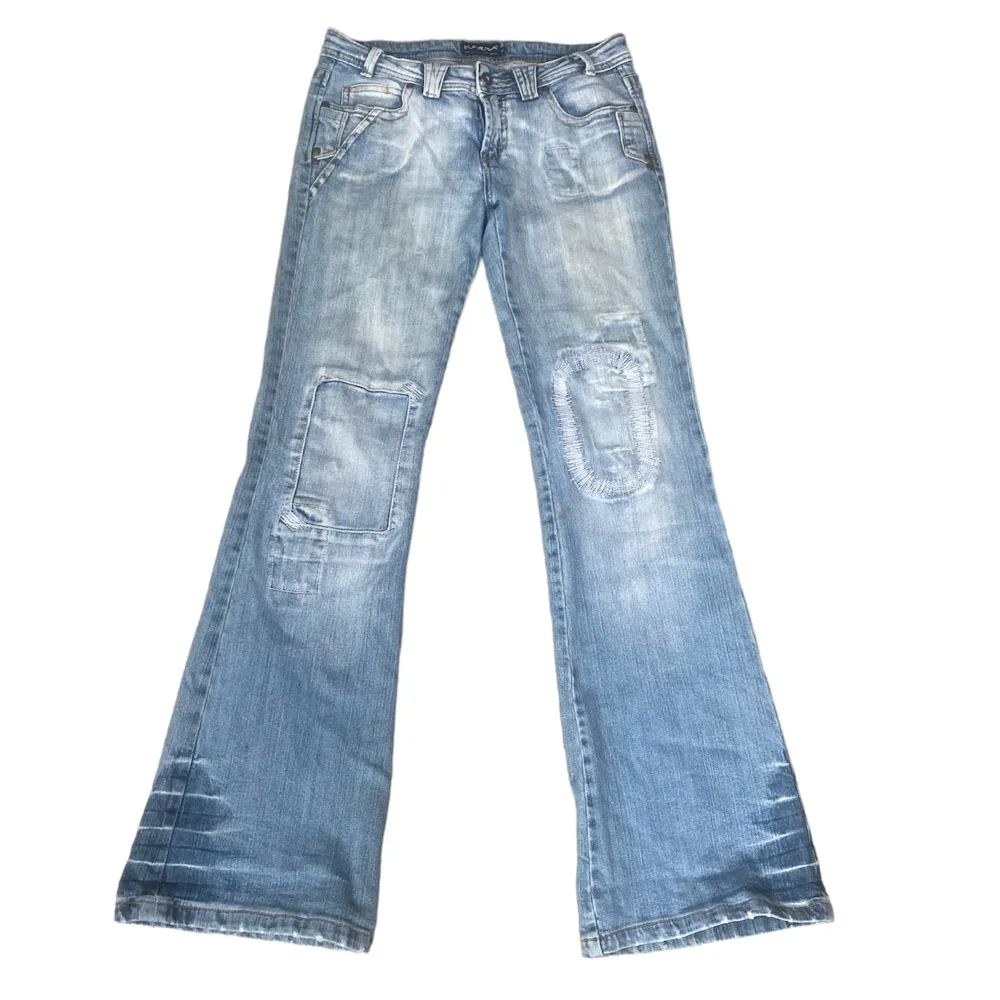Jättefina lågmidjade jeans i storlek M med coola detaljer.  Innerbenslängd: ca 81 cm Midjemått mätt rakt över: ca 39 cm. Jeans & Byxor.