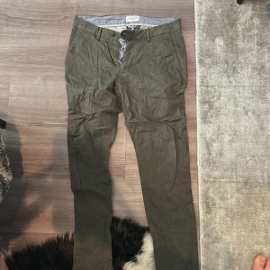 Chinos John Henric  - Helt oanvända chinos. Nypris 1000kr