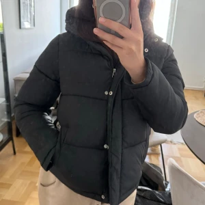 Calvin Klein jacka  - Jättefin Calvin Klein dunjacka, säljer pga för liten. Inga märken eller slitage 