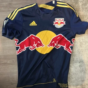 New york fotbollströja - Välanvänd fotbollströja köpt i New York. Passar Stl. S. Nypris ca. 800kr