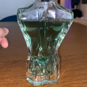 Säljer Jean Paul gatulier - Hej. Säljer min parfym då jag behöver pengar. De är inte min favorit doft. Eftersom att jag redan har många parfymer blir de lite mycket me alla. De är cirka 110 ml kvar. Är öppen för byten som parfym 