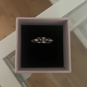 Edblad ring  - Edblad ring som int kmr till användning. Ny skick. Och en Mom ring som är köpt här p Plick. Så ingen aning vart den kmr från. Båda för 200 elr 180 o 20 för sig💕