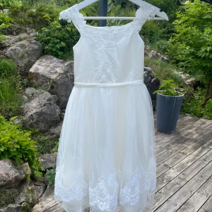 Fest klänning för ungdomar - Den här klänning kan sägas vara helt ny eftersom den har bara använts 1 gång för mindre än 5 timmar. Klänning har inga defekter och är helt ren. Klänning var köpt för ungefär 1000kr. Pris kan diskuteras.