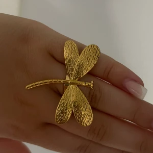 Trollsländering - Säljer denna ring då jag blev lurad på pengar av detta företag och därför vill jag inte ha den längre. Jag har fått två trasiga ringar av dom tidigare så lita därför inte på att ringen kommer hålla jättelänge🥰. 