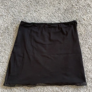 Kjol - Brandy svart kjol med dubbeltyg och mesh. Jätte söt med rosetten🤗