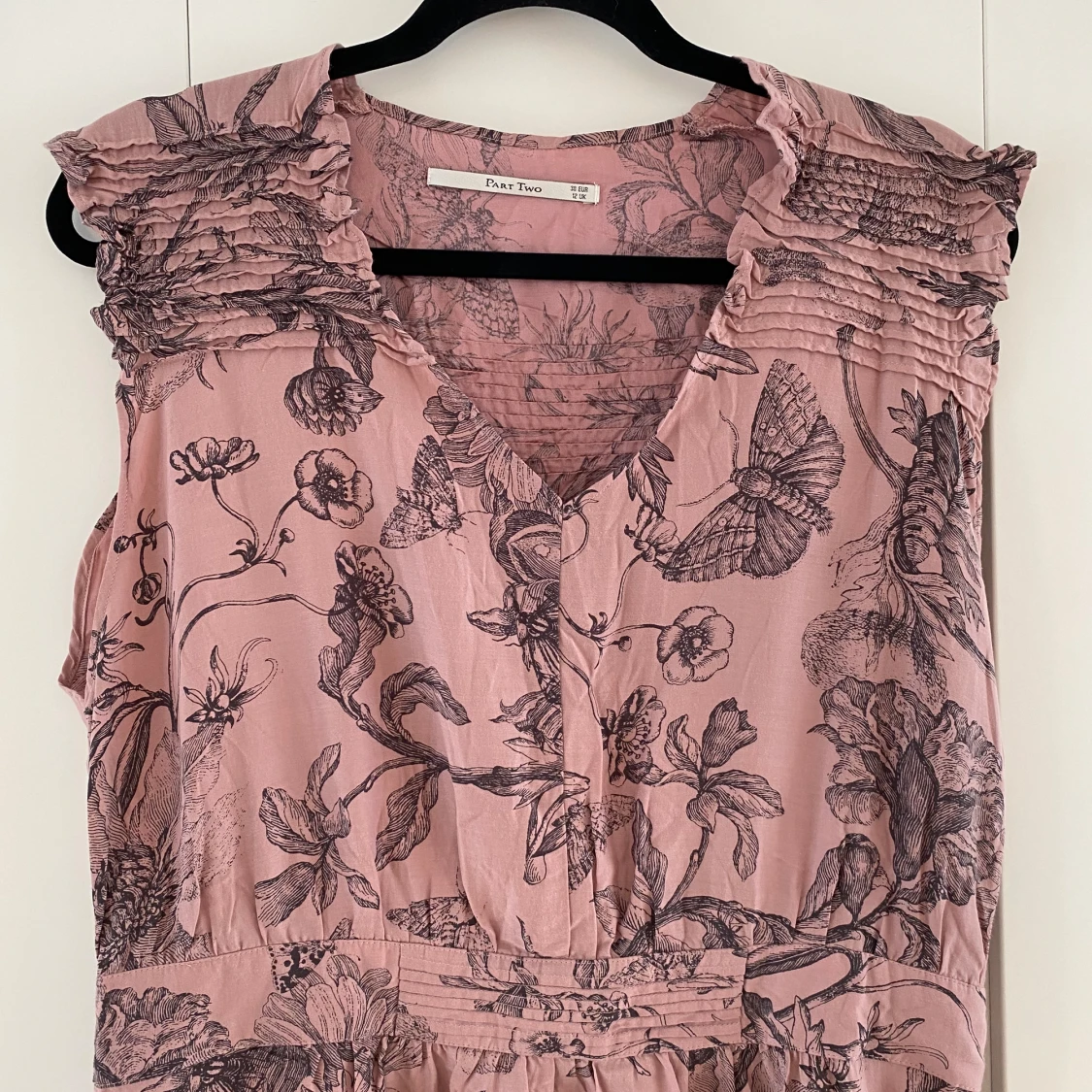 Rosa klänning med blommönster från Part two i strl 38. Modell Oleiz - 91