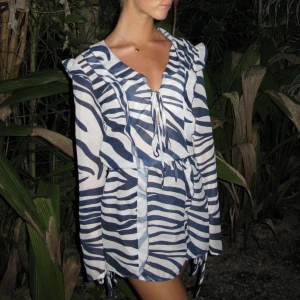 Zebra klänning  - Marinblå / vit zebra mönstrad klänning, tunt tyg, använd 1 gång utomlands 