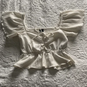 Tie front top - En jätte söt somrig topp💕. Säljer den för att den inte passar mig längre. Köpte den för två år sedan har använt den ca 7 gånger. Den säljs inte längre i butik eller online. Priset kan diskuteras💕.