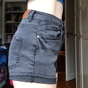 Svarta jeansshorts🩷 - Jättefina svarta jeansshorts till sommaren🩷 Skriv till mig för mer information☺️