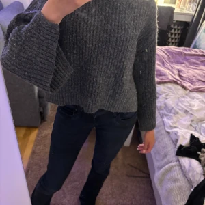 Grå stickad tröja - Grå stickad tröja  Väl använd  Lite nopprig 