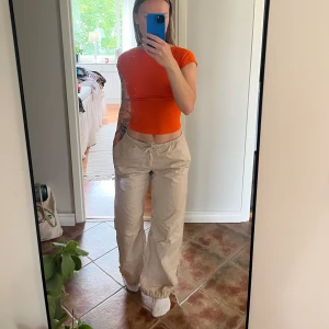 Cargopants - Byxa från Gina Tricot i storlek S. Bra skick. Aldrig använda 